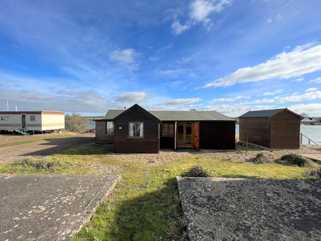 BEACH Chalet overlooking lake 2 bed detached bungalow for