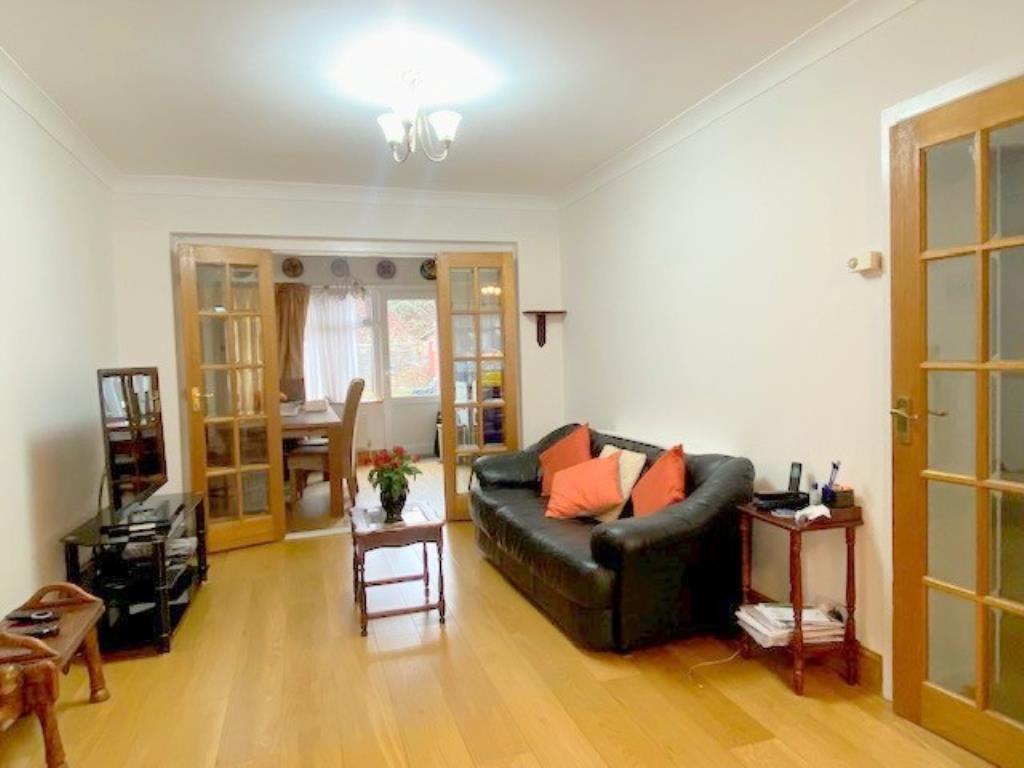 Twyford Road, Harrow, Middlesex, HA2 3 bed semidetached house £2,450 pcm (£565 pw)