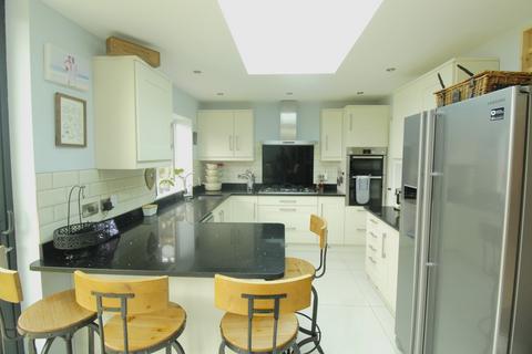 4 Elm Tree Close, Byfleet, West Byfleet, KT14 7NN