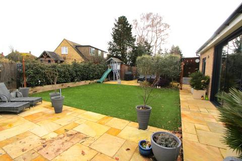 4 Elm Tree Close, Byfleet, West Byfleet, KT14 7NN