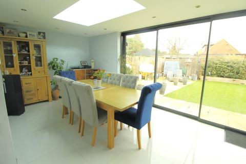 4 Elm Tree Close, Byfleet, West Byfleet, KT14 7NN