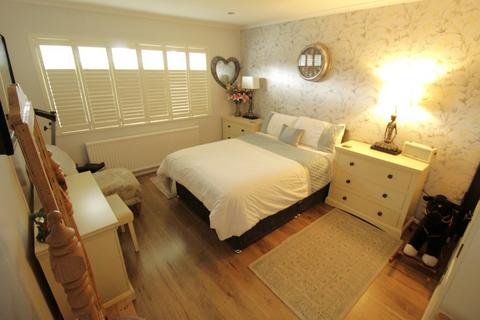 4 Elm Tree Close, Byfleet, West Byfleet, KT14 7NN
