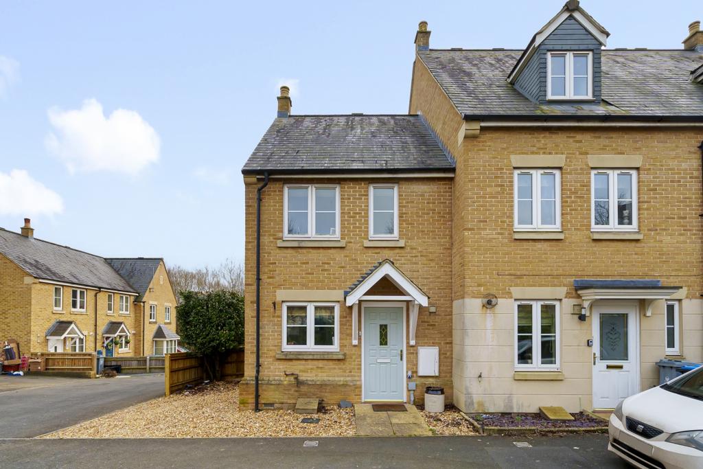 Willow Drive, Carterton, Oxfordshire, OX18 2 bed end of terrace house for sale £295,000