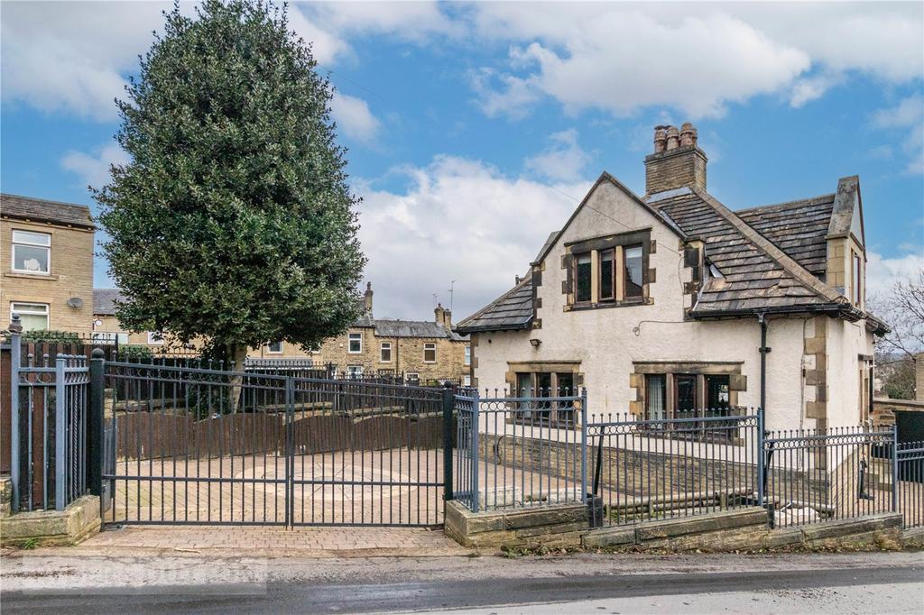 Thornhill Road, Brighouse, West Yorkshire, HD6 3 bed detached house for