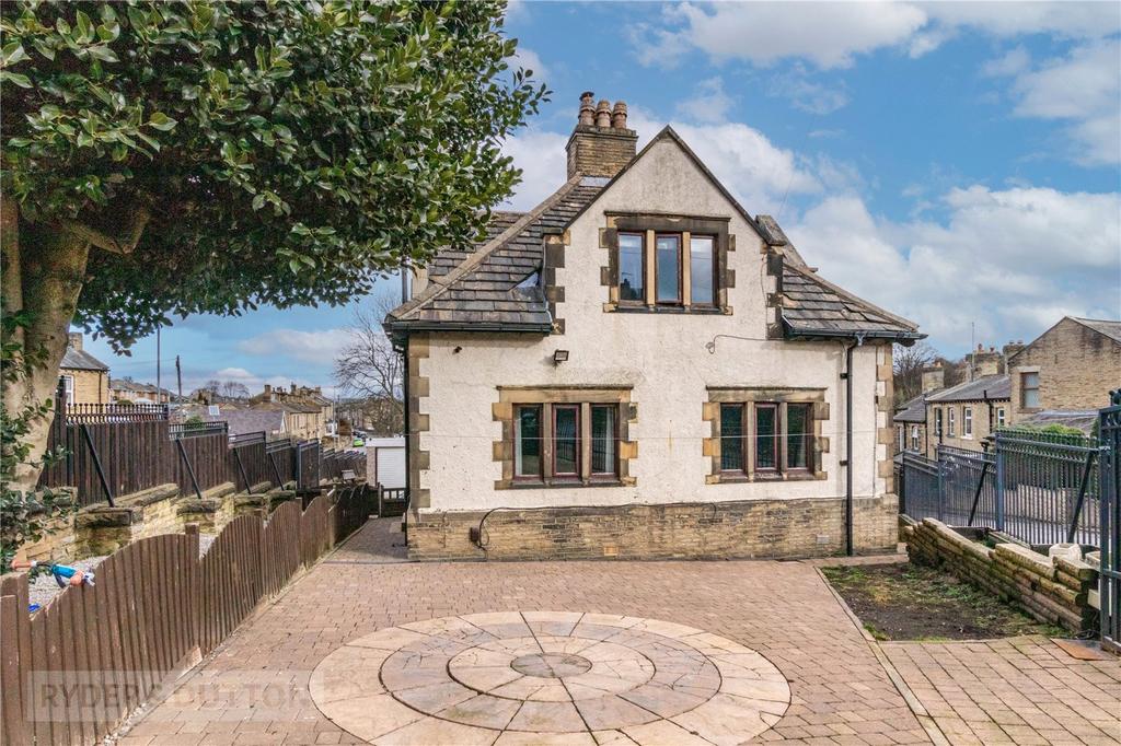 Thornhill Road, Brighouse, West Yorkshire, HD6 3 bed detached house for sale £270,000