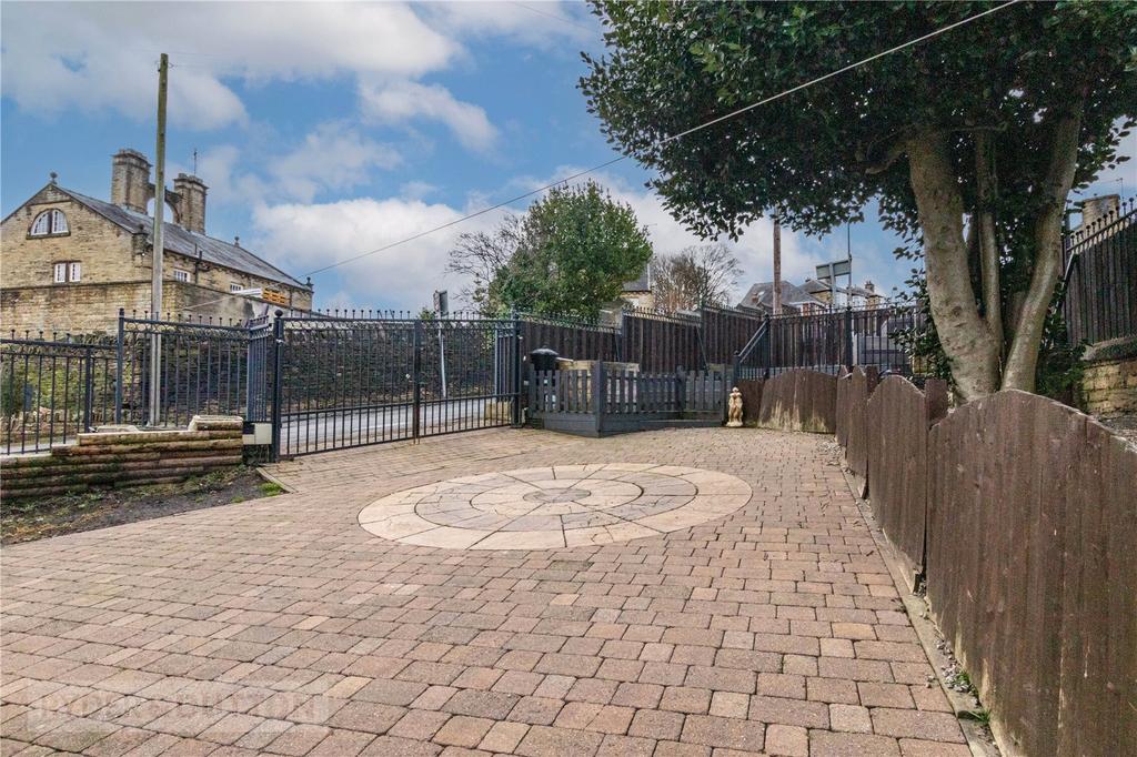 Thornhill Road, Brighouse, West Yorkshire, HD6 3 bed detached house for