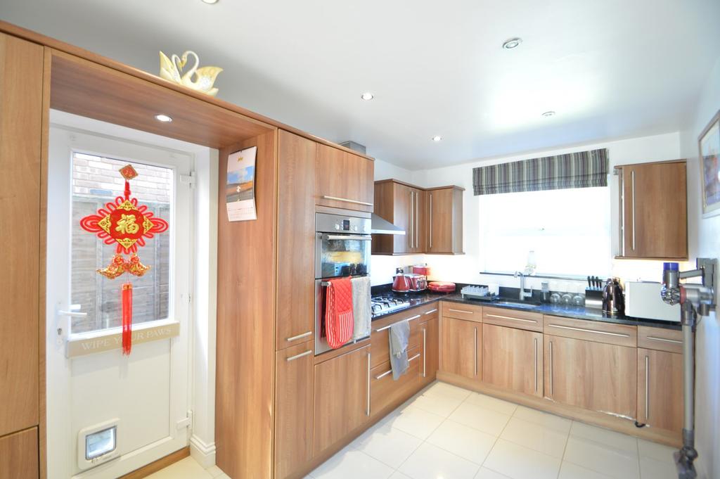 Connaught Drive, WEYBRIDGE, KT13 4 bed detached house £3,250 pcm (£