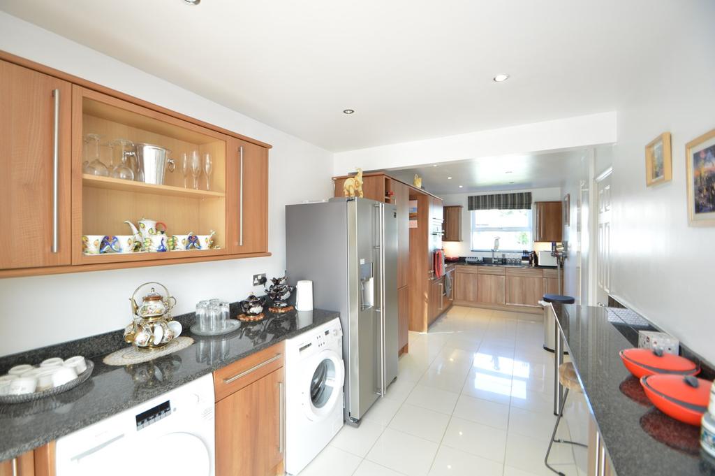 Connaught Drive, WEYBRIDGE, KT13 4 bed detached house £3,250 pcm (£