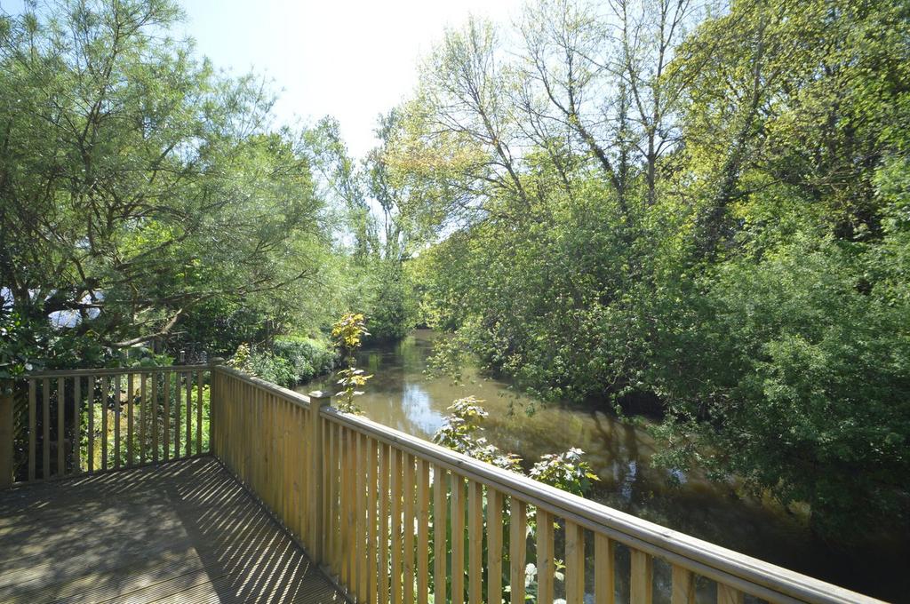 Connaught Drive, WEYBRIDGE, KT13 4 bed detached house to rent £3,450