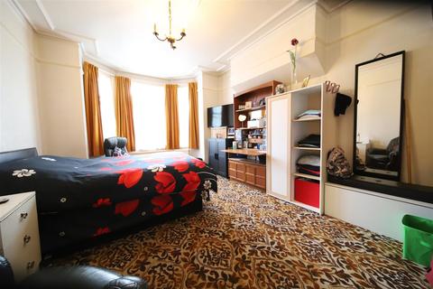 4 bedroom semi-detached house for sale - De Bohun Avenue, London