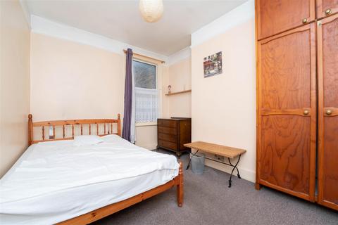 27 Balfour Road, London, W13 9TN
