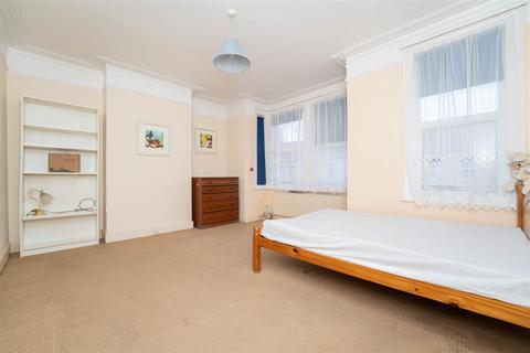 27 Balfour Road, London, W13 9TN