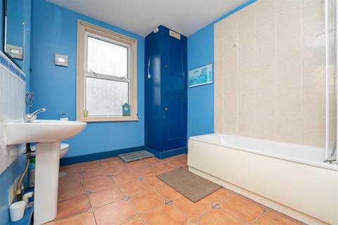 27 Balfour Road, London, W13 9TN