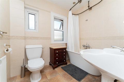 46 Claygate Road, London, W13 9XG