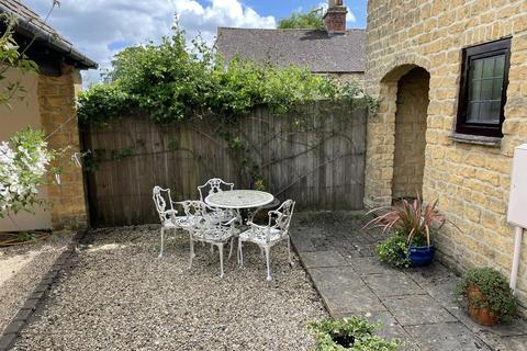 2 bedroom mews for sale, Parkland Mews, Stow On The Wold, Cheltenham