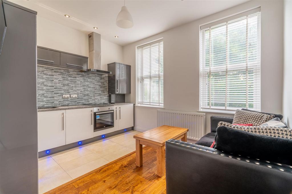 Lansdowne Terrace, Gosforth 2 bed flat £1,150 pcm (£265 pw)