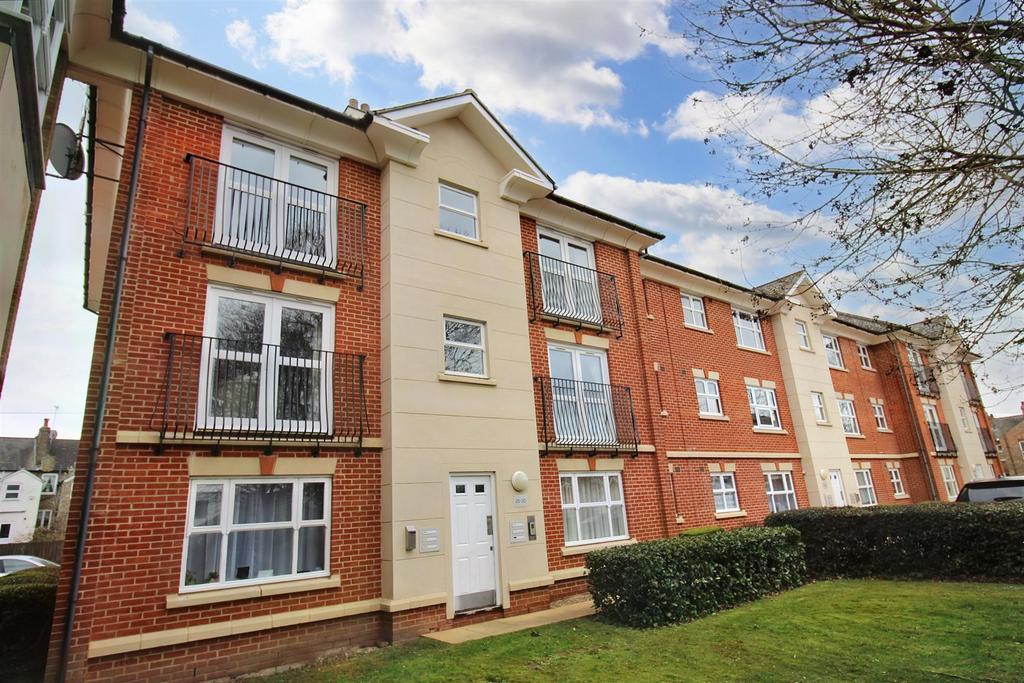 Stapleford Close, Chelmsford 2 bed flat £280,000
