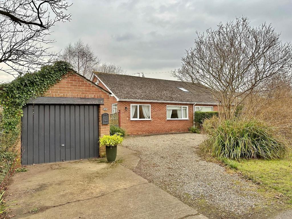 Corner Close, Wigginton, York, YO32 2QB 2 bed semidetached bungalow