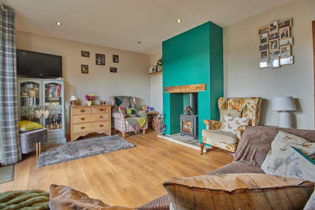 Featherston Drive, Burbage 3 bed semidetached house £260,000