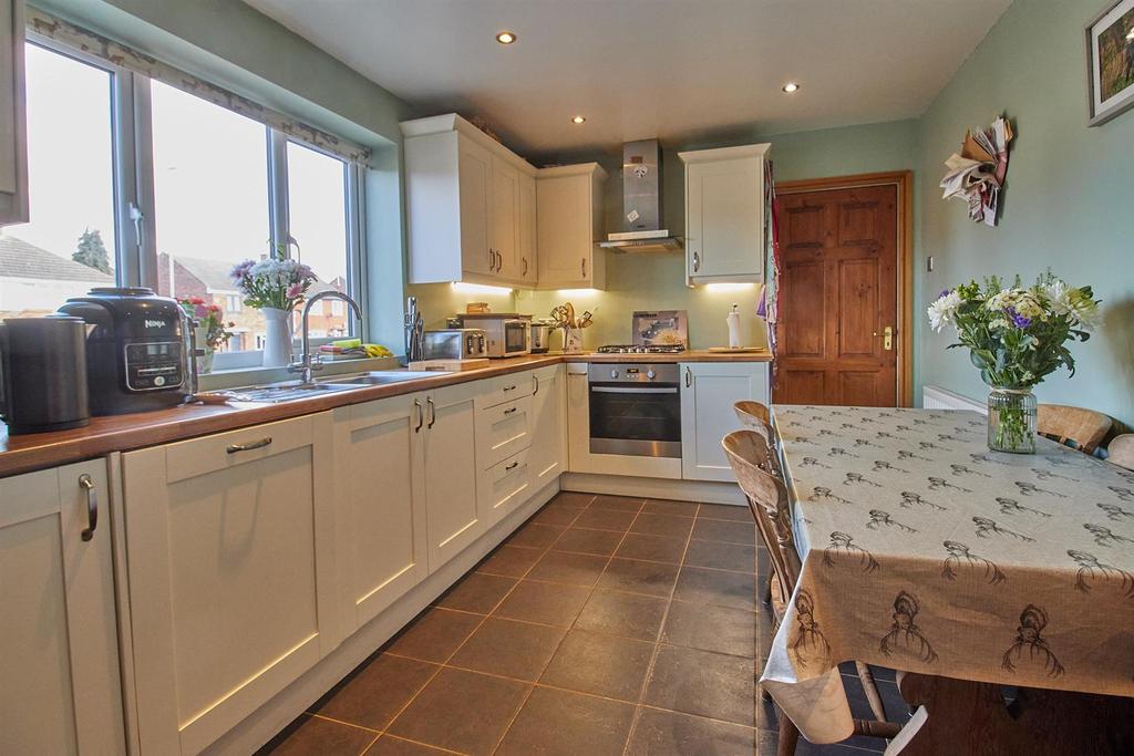 Featherston Drive, Burbage 3 bed semidetached house £260,000