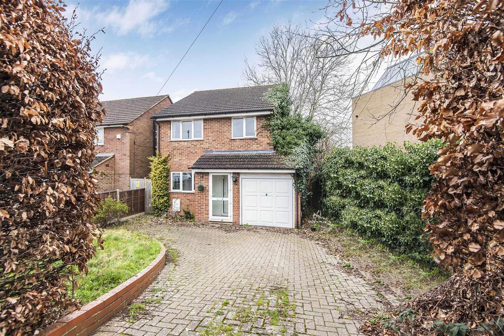 Circuit Lane, Reading 3 bed detached house £450,000