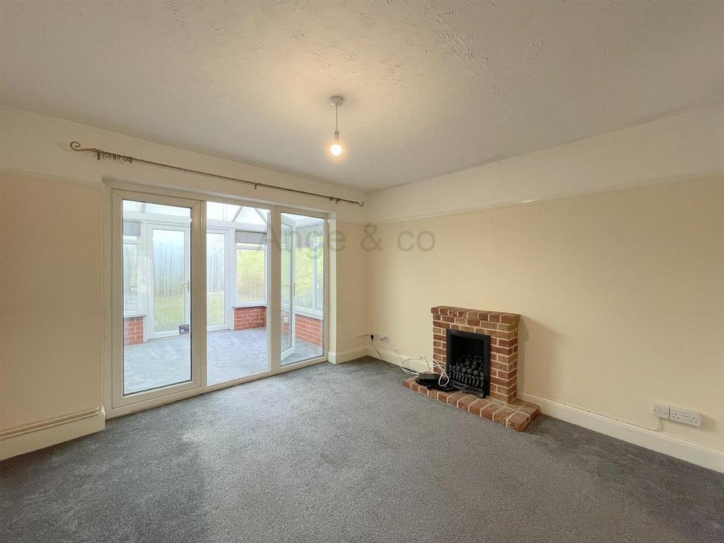 Highland Way, Lowestoft 2 bed semidetached bungalow £180,000