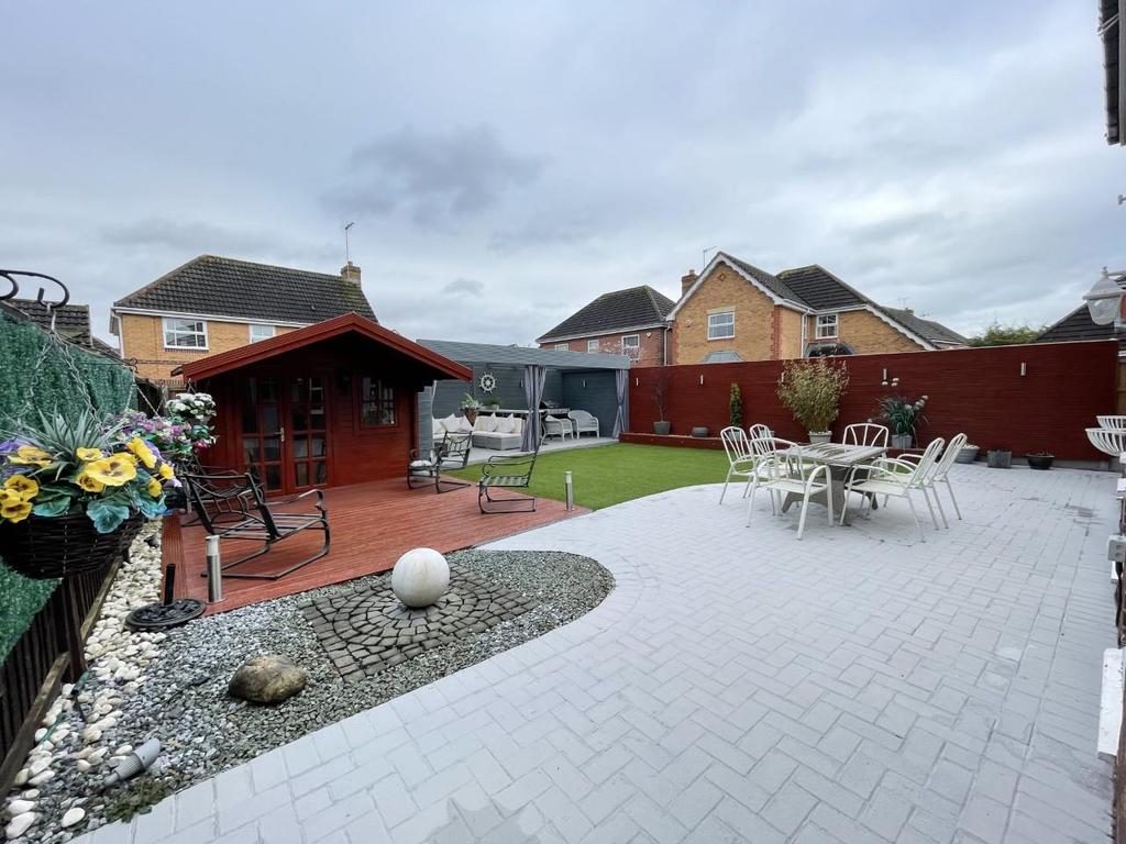 Angelica Way, Abbeymead, Gloucester 4 bed detached house £500,000