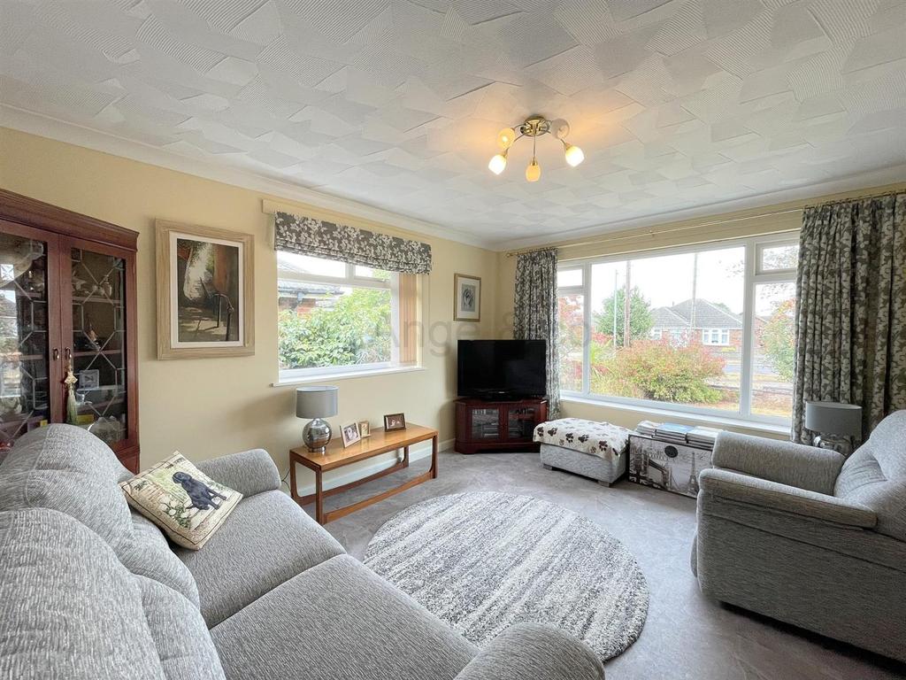 Crestview Drive, Lowestoft 3 bed detached bungalow £300,000