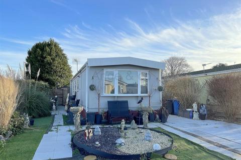 2 bedroom mobile home for sale - Highgrove Close, Lowestoft