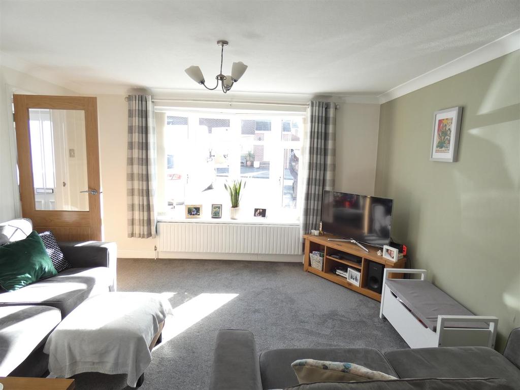 Thames Drive, Cheadle, Stoke On Trent 3 bed semidetached house £198,000