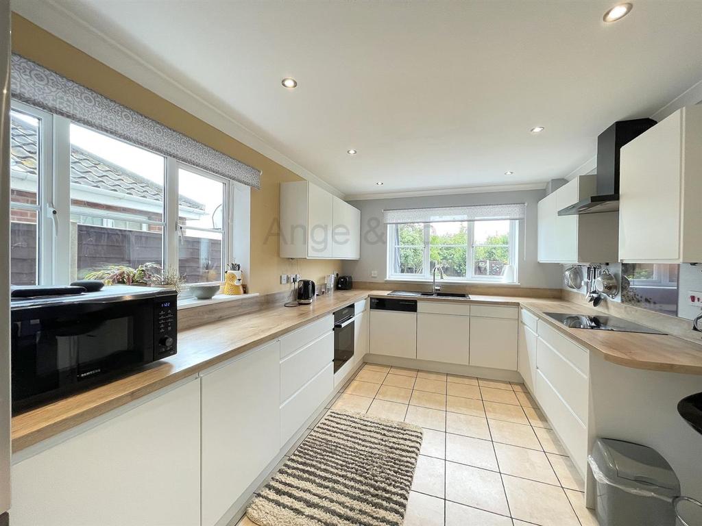 Rushton Drive, Carlton Colville... 4 bed detached house £425,000