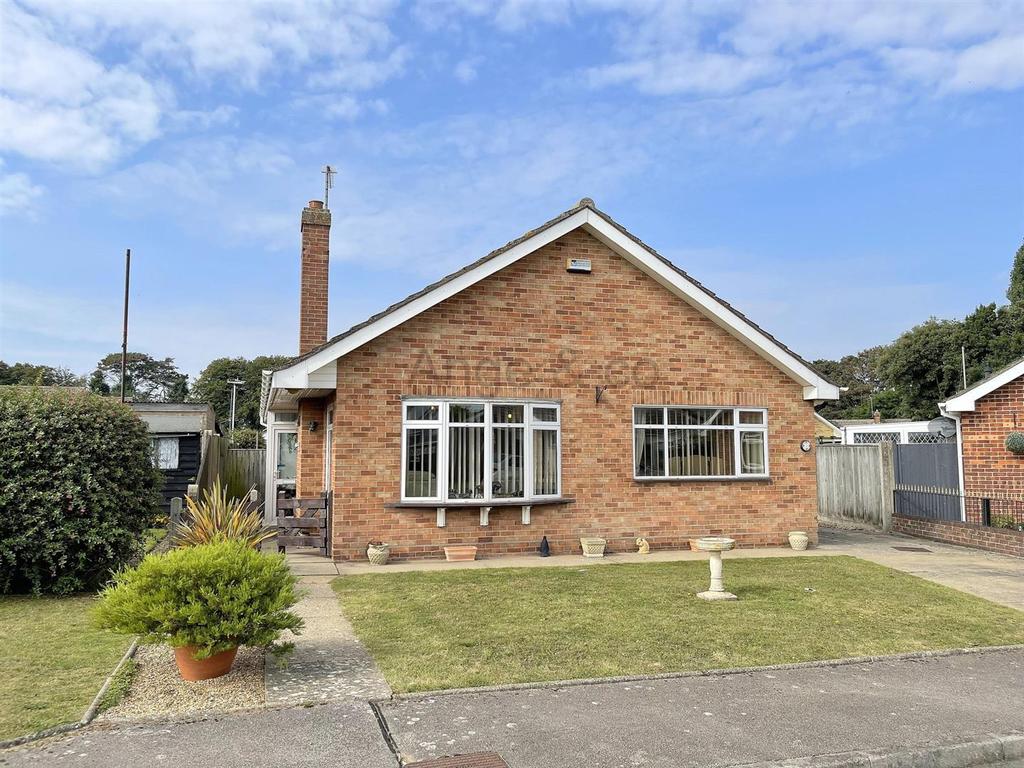 Linda Close, Corton, Lowestoft 3 bed detached bungalow £330,000