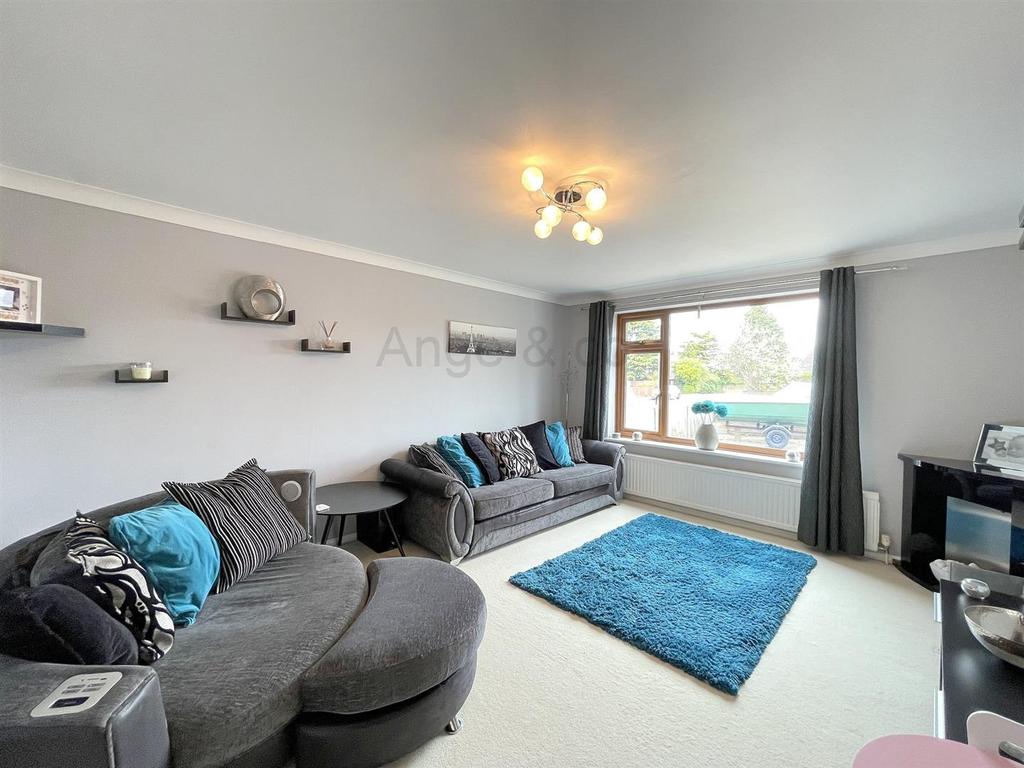 Sands Lane, Oulton Broad, Lowestoft 4 bed detached house £400,000