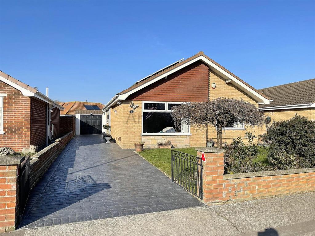Crestview Drive, Lowestoft 2 bed detached bungalow £315,000