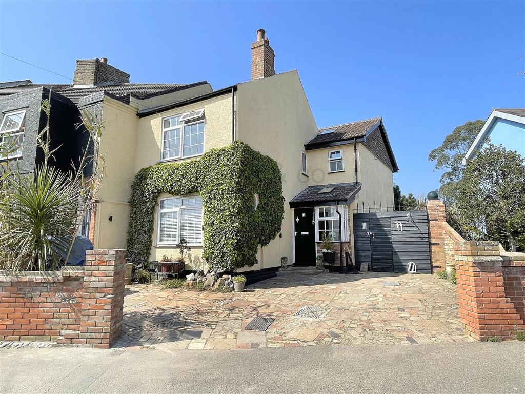 Birds Lane, Lowestoft 4 bed end of terrace house £250,000