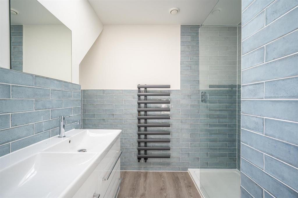 Master En Suite.jpg