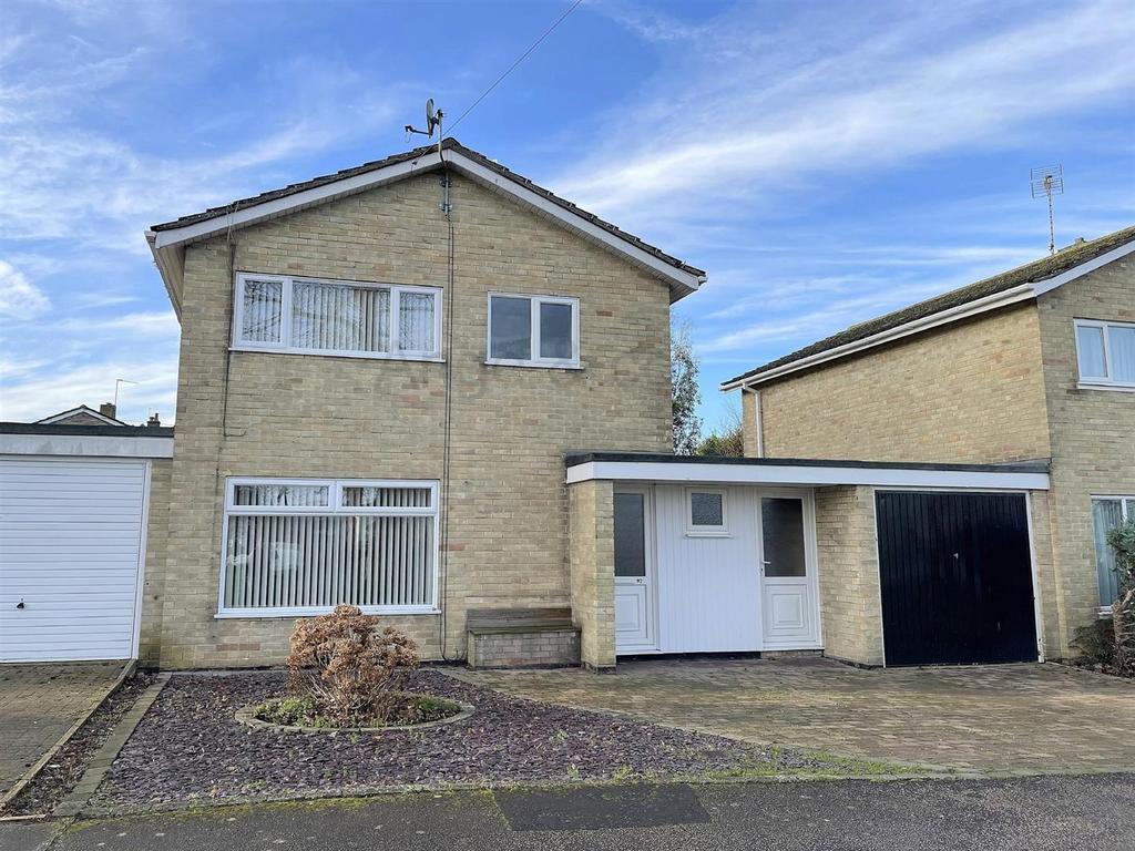 Yarmouth Road, Lowestoft 4 bed link detached house £290,000