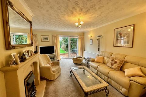 6 Chestnut Close, Codsall, Wolverhampton, WV8 2EZ