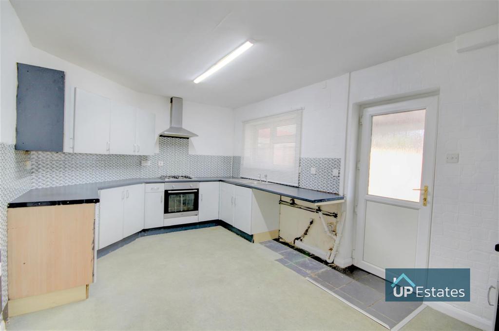 Beake Avenue, Coventry 3 bed end of terrace house £850 pcm (£196 pw)