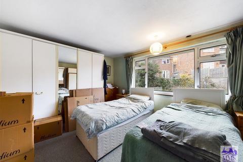 60 Charles Drive, Cuxton, Rochester, ME2 1DR