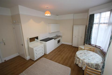 Studio to rent, Upper Richmond Road West, East Sheen, SW14