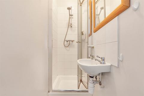 Studio to rent, Upper Richmond Road West, East Sheen, SW14