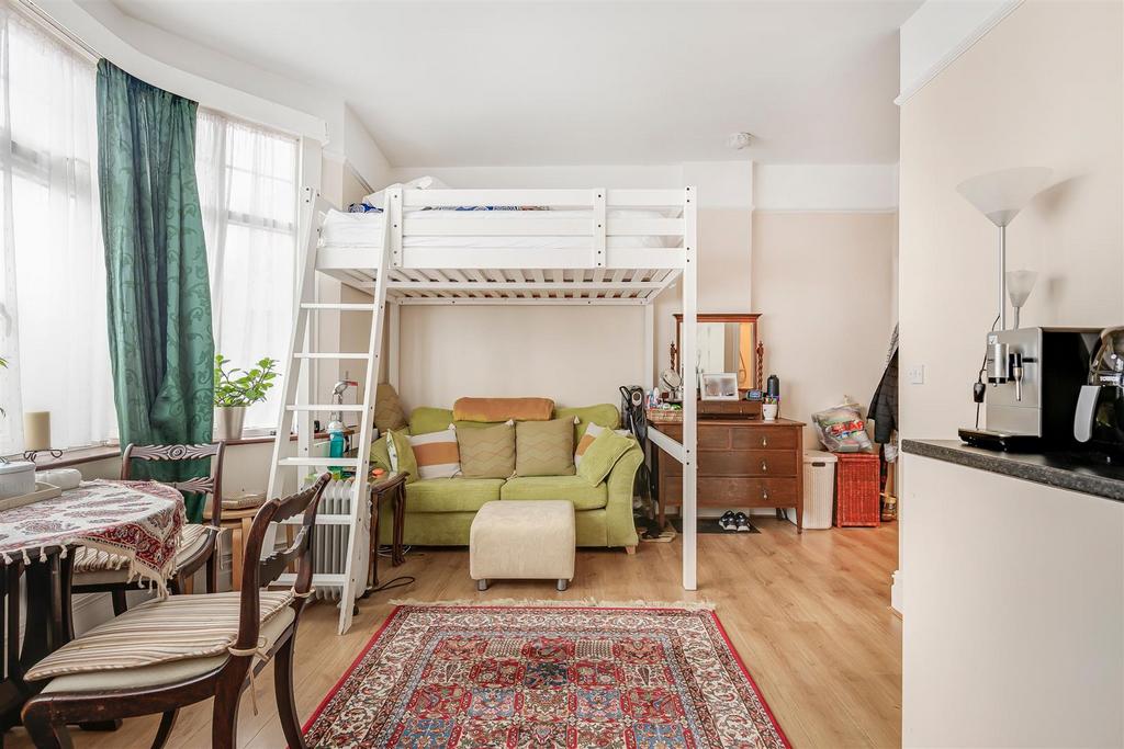 James anderson-flat 3  201a upper richmond road-sw