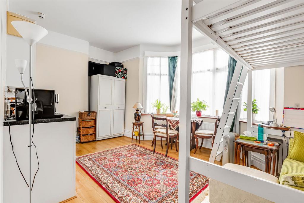 James anderson-flat 3  201a upper richmond road-sw