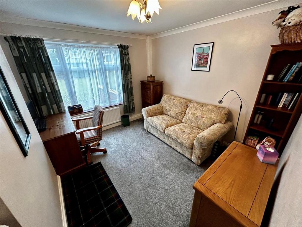 Monkswood Avenue, Waltham Abbey 4 bed semidetached house £625,000