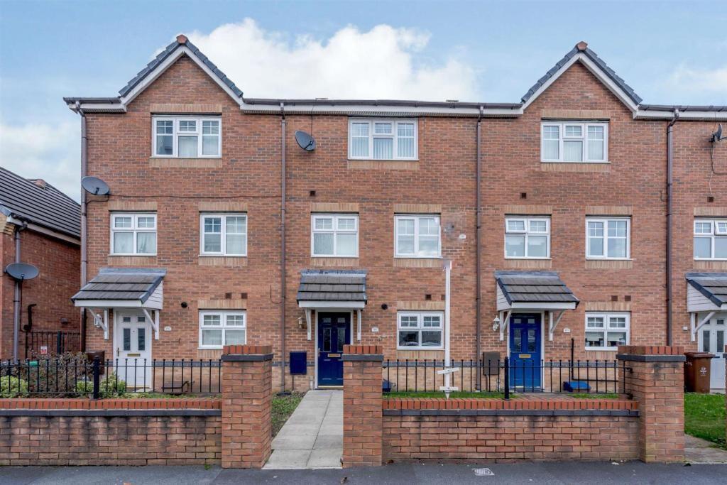 Charlestown Road, Manchester 4 bed townhouse £166,000