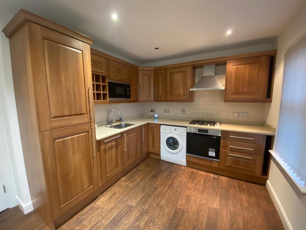 Long Lane, Honley 3 bed semidetached house £950 pcm (£219 pw)