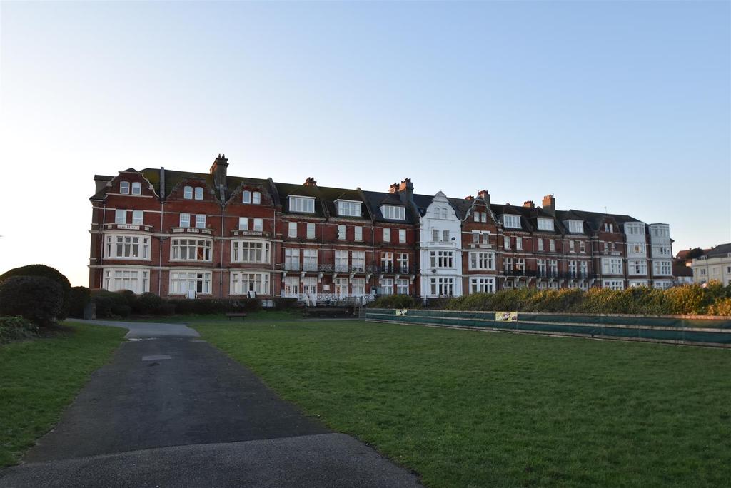 Grosvenor Gardens, St. LeonardsOnSea 2 bed flat £1,100 pcm (£254 pw)