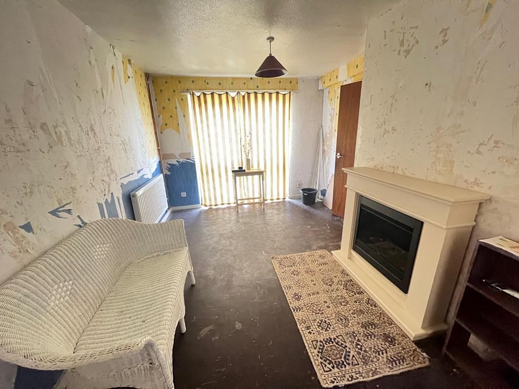 Birchwood Crescent, Grangewood, Chesterfield, S40 2HR 2 bed end of