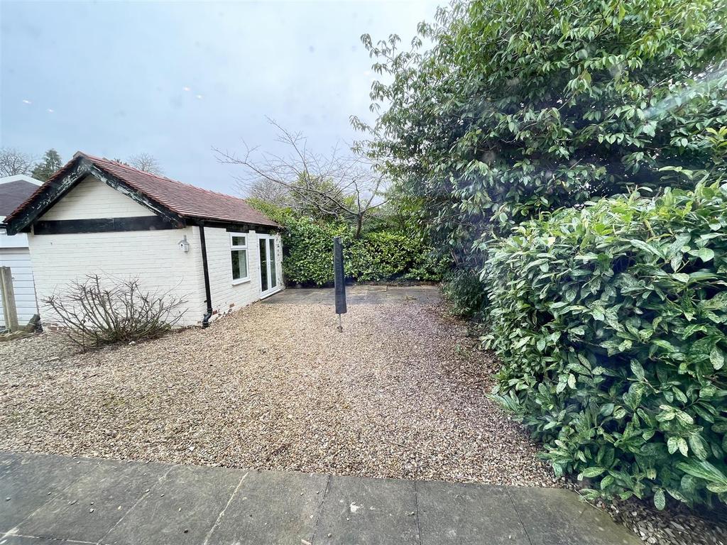 Dean Row Road, Wilmslow 3 bed house £1,400 pcm (£323 pw)